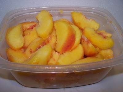 sliced peaches