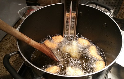 Squeeze out some dough into the oil