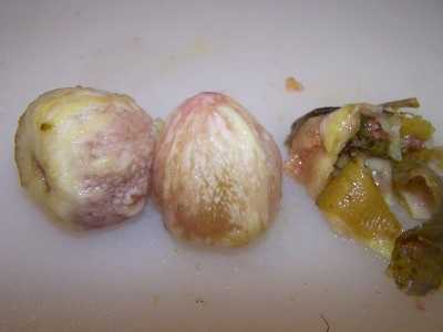 Peeling figs