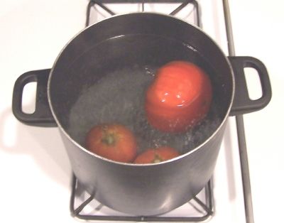 tomates em água a ferver 